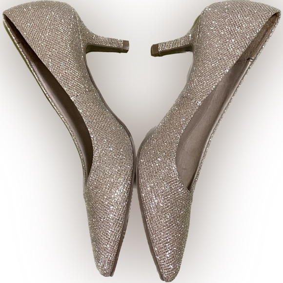 Le Chateau ‘Moda Reflex’ Gold Heels - Picture 6 of 16